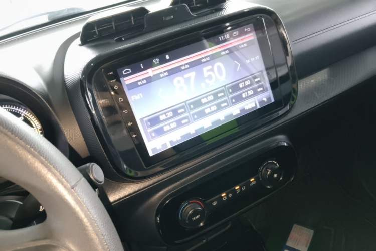 Used Roewe Clever 2021 302 km New Four-Seater Super-Efficient Version Audio And AC Panel
