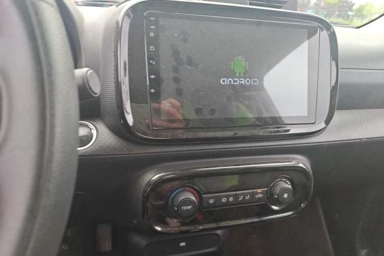 Used Roewe Clever 2021 302 km New Four-Seater Super-Efficient Version Audio And AC Panel