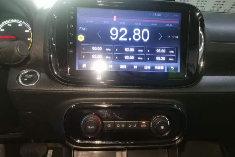 Used Roewe Clever 2021 302 km New Four-Seater Super-Efficient Version Audio And AC Panel