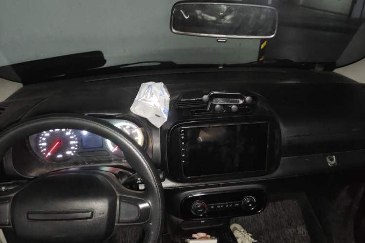 Used Roewe Clever 2021 302 km New Four-Seater Super-Efficient Version Center Console