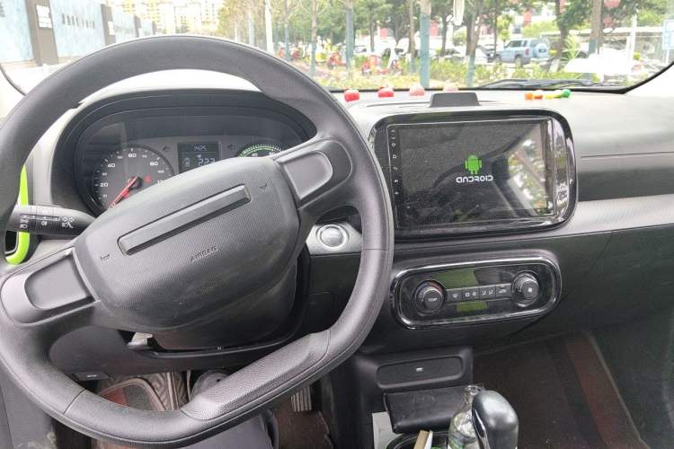 Used Roewe Clever 2021 302 km New Four-Seater Super-Efficient Version Center Console