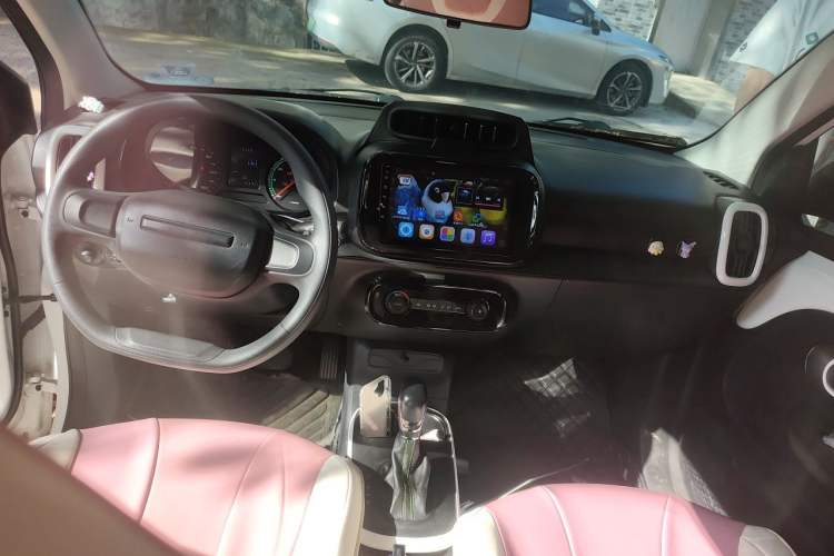 Used Roewe Clever 2021 302 km New Four-Seater Super-Efficient Version Center Console