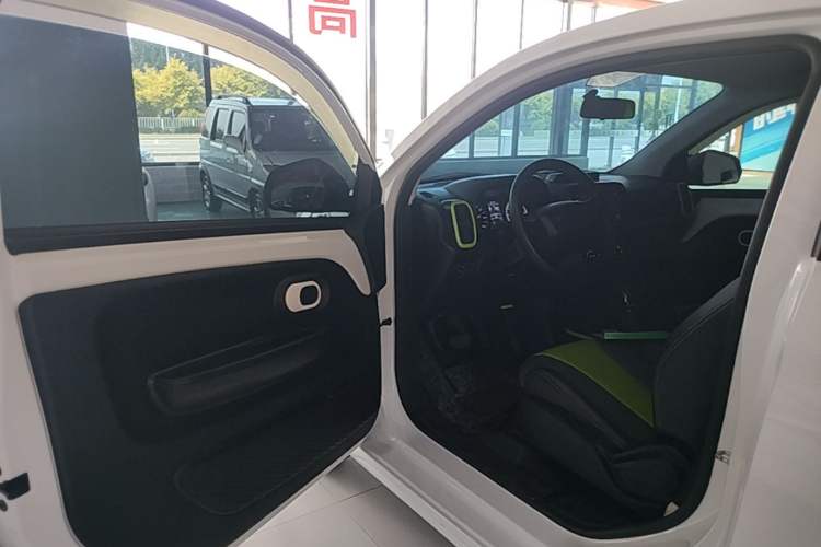 Used Roewe Clever 2021 302 km New Four-Seater Super-Efficient Version Driver Seat