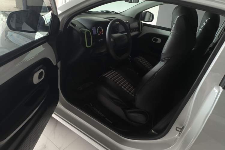 Used Roewe Clever 2021 302 km New Four-Seater Super-Efficient Version Driver Seat