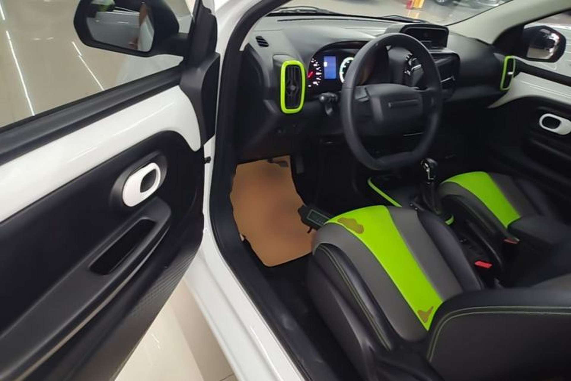 Used Roewe Clever 2021 302 km New Four-Seater Super-Efficient Version Driver Seat