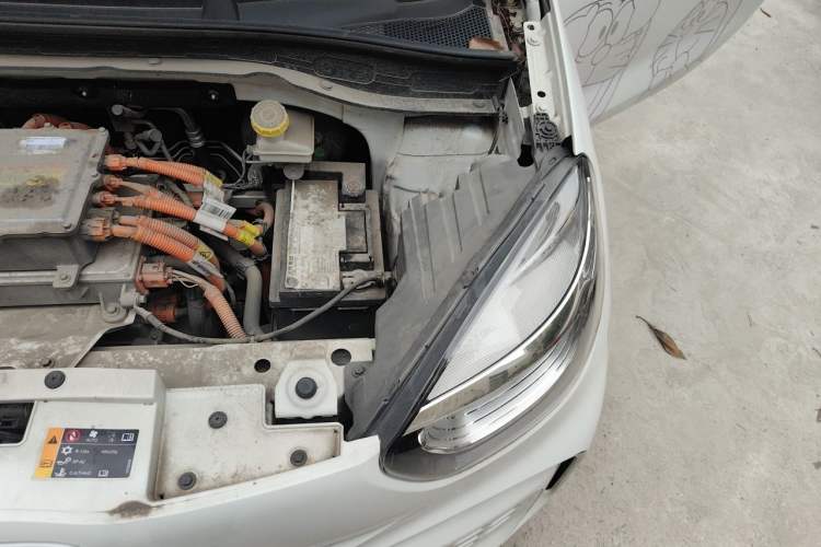 Used Roewe Clever 2021 302 km New Four-Seater Super-Efficient Version Engine Bay Left