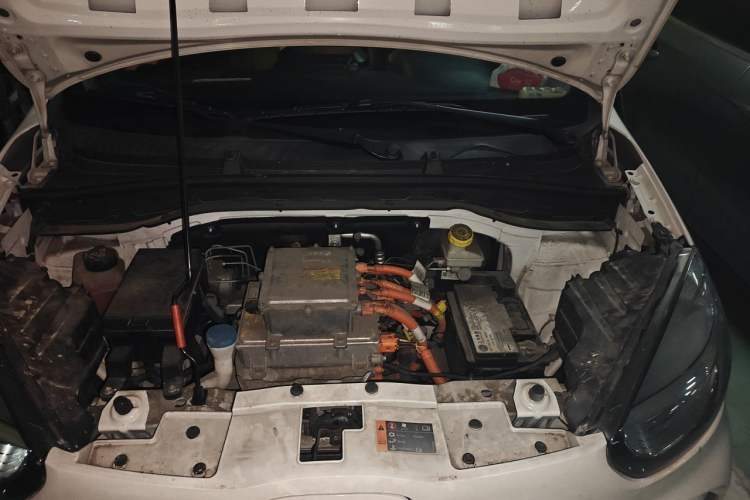 Used Roewe Clever 2021 302 km New Four-Seater Super-Efficient Version Engine Bay Left