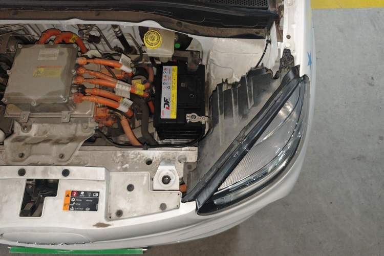 Used Roewe Clever 2021 302 km New Four-Seater Super-Efficient Version Engine Bay Left