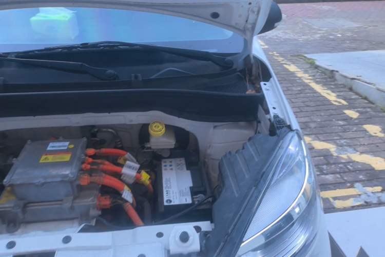 Used Roewe Clever 2021 302 km New Four-Seater Super-Efficient Version Engine Bay Left