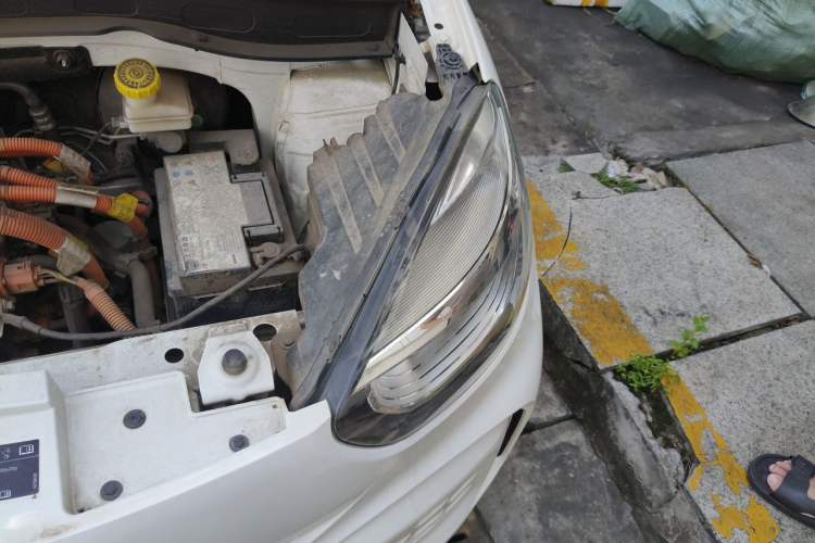 Used Roewe Clever 2021 302 km New Four-Seater Super-Efficient Version Engine Bay Left