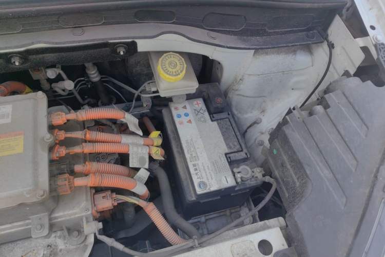 Used Roewe Clever 2021 302 km New Four-Seater Super-Efficient Version Engine Bay Left