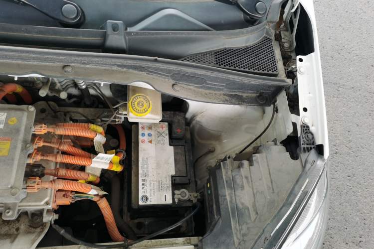 Used Roewe Clever 2021 302 km New Four-Seater Super-Efficient Version Engine Bay Left