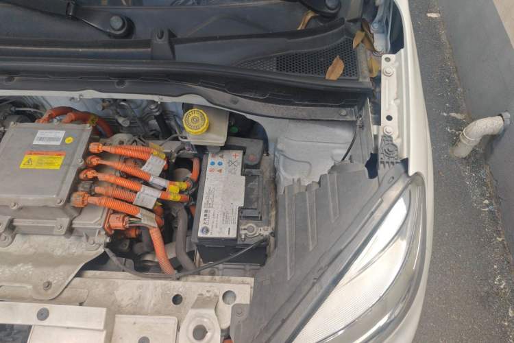 Used Roewe Clever 2021 302 km New Four-Seater Super-Efficient Version Engine Bay Left