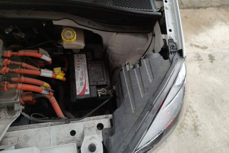 Used Roewe Clever 2021 302 km New Four-Seater Super-Efficient Version Engine Bay Left