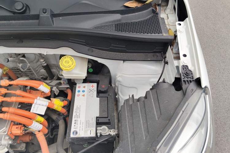 Used Roewe Clever 2021 302 km New Four-Seater Super-Efficient Version Engine Bay Left