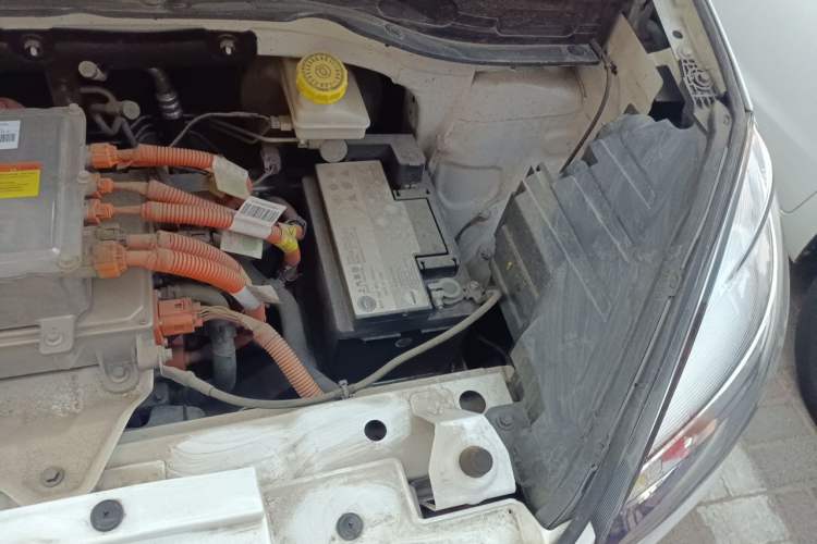 Used Roewe Clever 2021 302 km New Four-Seater Super-Efficient Version Engine Bay Left