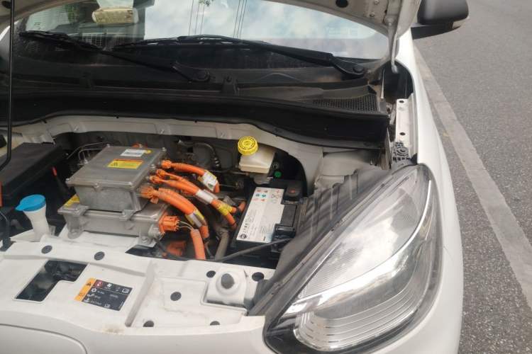Used Roewe Clever 2021 302 km New Four-Seater Super-Efficient Version Engine Bay Left