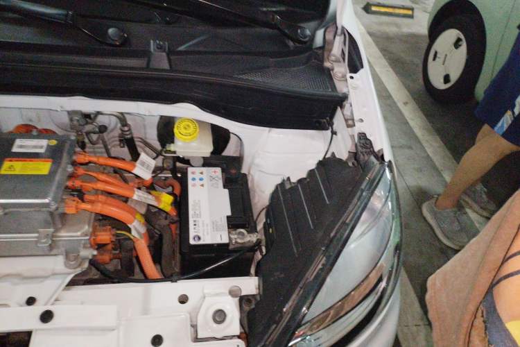 Used Roewe Clever 2021 302 km New Four-Seater Super-Efficient Version Engine Bay Left
