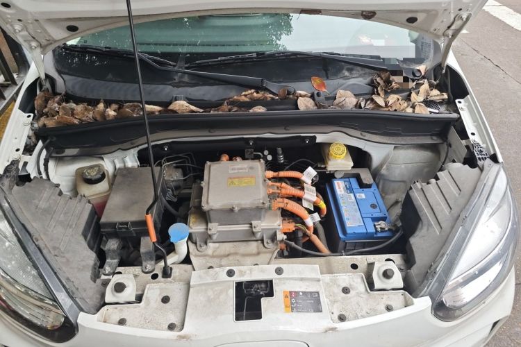 Used Roewe Clever 2021 302 km New Four-Seater Super-Efficient Version Engine Bay