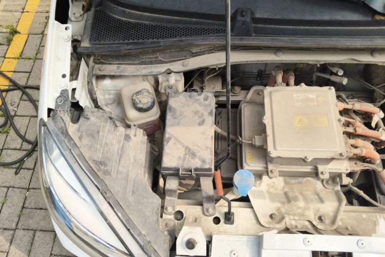 Used Roewe Clever 2021 302 km New Four-Seater Super-Efficient Version Engine Bay Right