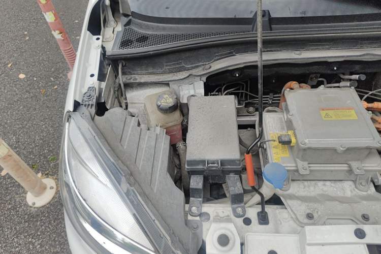 Used Roewe Clever 2021 302 km New Four-Seater Super-Efficient Version Engine Bay Right