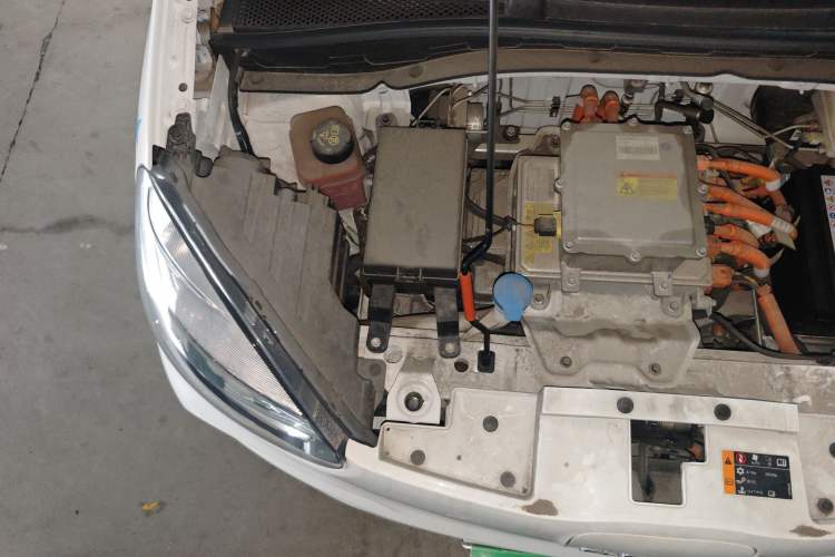Used Roewe Clever 2021 302 km New Four-Seater Super-Efficient Version Engine Bay Right