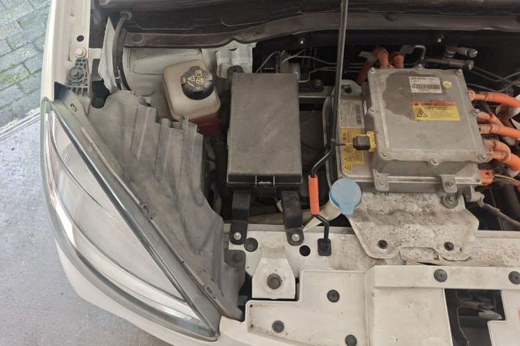 Used Roewe Clever 2021 302 km New Four-Seater Super-Efficient Version Engine Bay Right