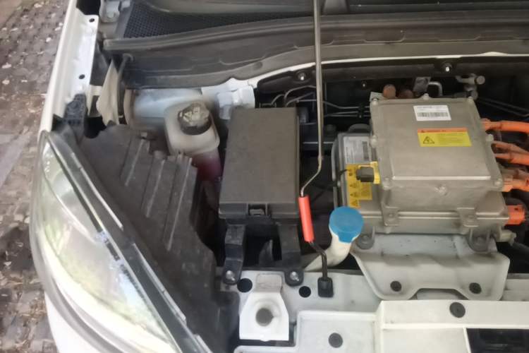 Used Roewe Clever 2021 302 km New Four-Seater Super-Efficient Version Engine Bay Right
