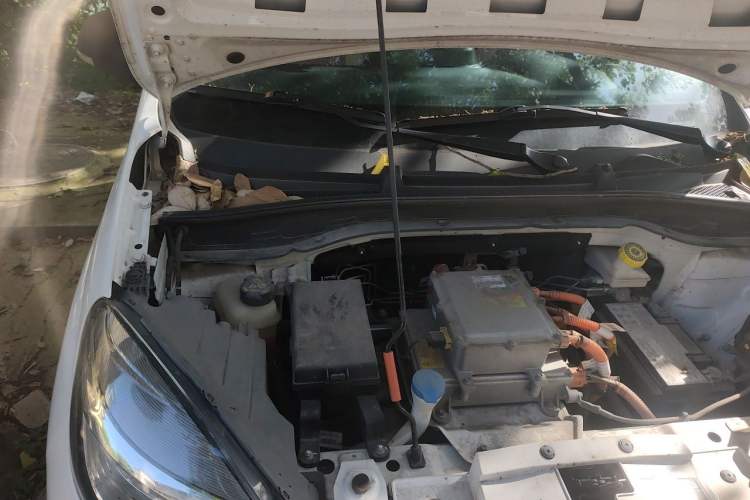 Used Roewe Clever 2021 302 km New Four-Seater Super-Efficient Version Engine Bay Right