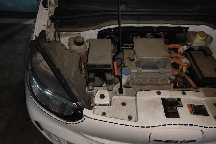 Used Roewe Clever 2021 302 km New Four-Seater Super-Efficient Version Engine Bay Right