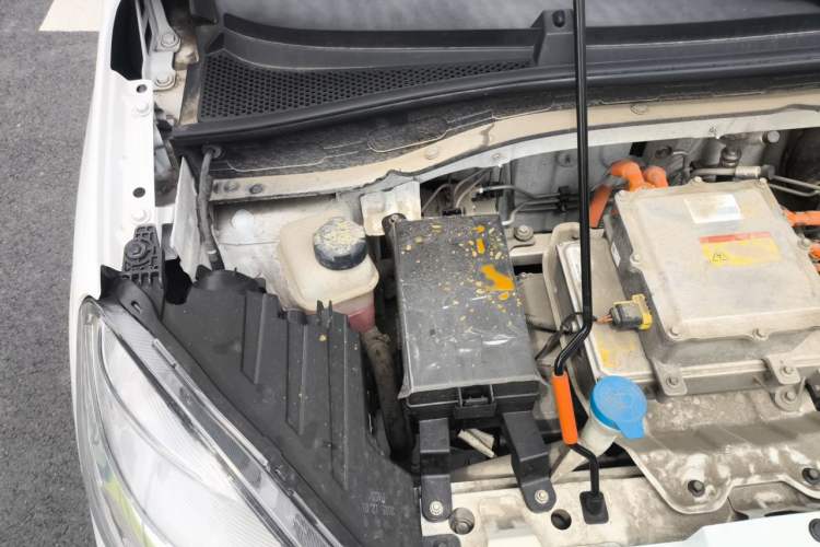 Used Roewe Clever 2021 302 km New Four-Seater Super-Efficient Version Engine Bay Right