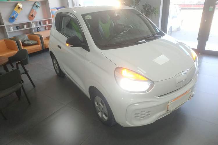 Used Roewe Clever 2021 302 km New Four-Seater Super-Efficient Version Front Right 45 Deg