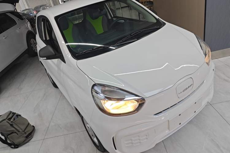 Used Roewe Clever 2021 302 km New Four-Seater Super-Efficient Version Front Right 45 Deg