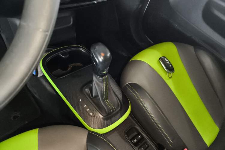 Used Roewe Clever 2021 302 km New Four-Seater Super-Efficient Version Gear Lever