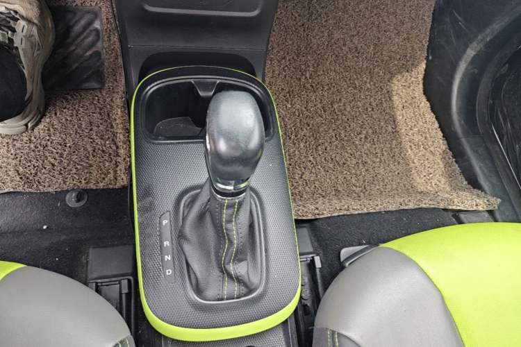 Used Roewe Clever 2021 302 km New Four-Seater Super-Efficient Version Gear Lever
