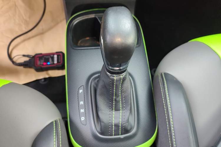 Used Roewe Clever 2021 302 km New Four-Seater Super-Efficient Version Gear Lever