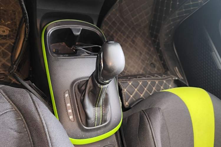 Used Roewe Clever 2021 302 km New Four-Seater Super-Efficient Version Gear Lever