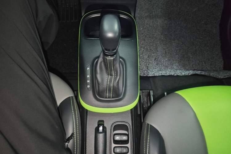 Used Roewe Clever 2021 302 km New Four-Seater Super-Efficient Version Gear Lever