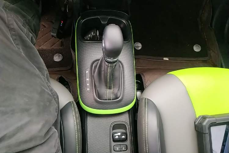 Used Roewe Clever 2021 302 km New Four-Seater Super-Efficient Version Gear Lever