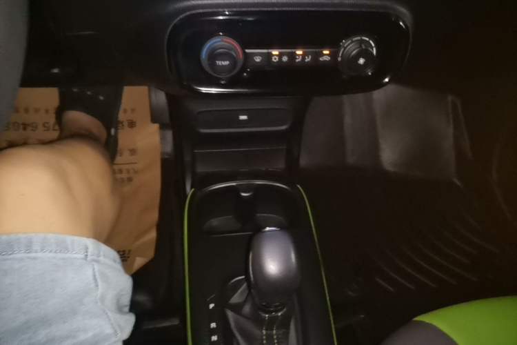 Used Roewe Clever 2021 302 km New Four-Seater Super-Efficient Version Gear Lever