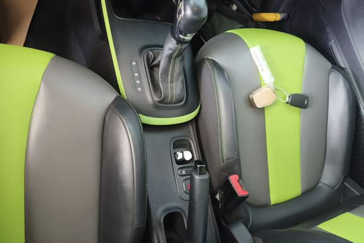 Used Roewe Clever 2021 302 km New Four-Seater Super-Efficient Version Gear Lever