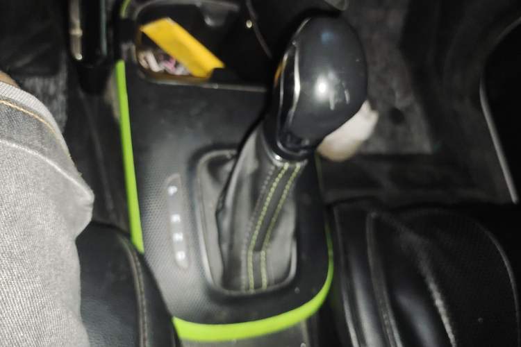 Used Roewe Clever 2021 302 km New Four-Seater Super-Efficient Version Gear Lever