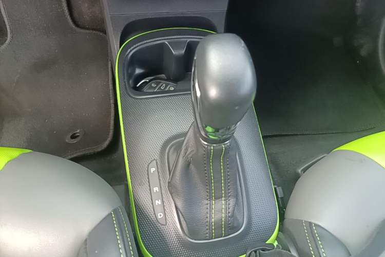 Used Roewe Clever 2021 302 km New Four-Seater Super-Efficient Version Gear Lever
