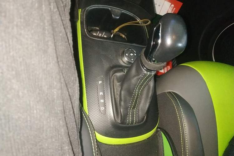 Used Roewe Clever 2021 302 km New Four-Seater Super-Efficient Version Gear Lever