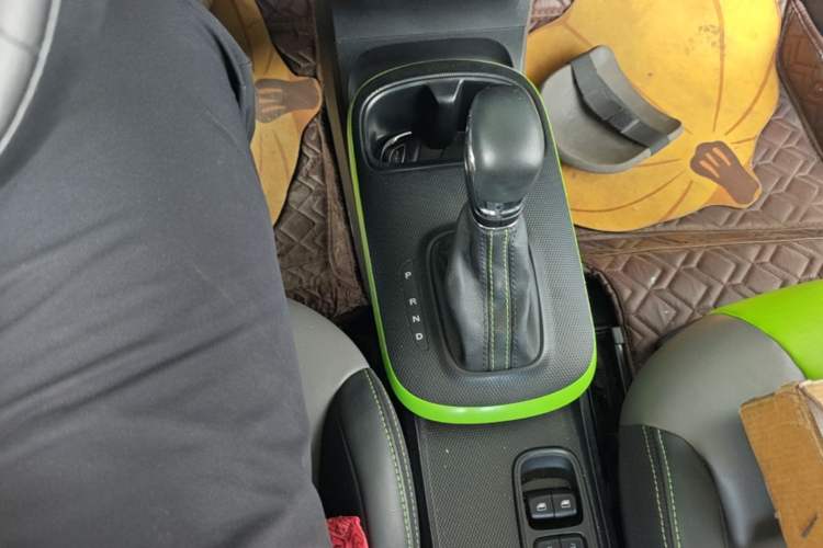 Used Roewe Clever 2021 302 km New Four-Seater Super-Efficient Version Gear Lever