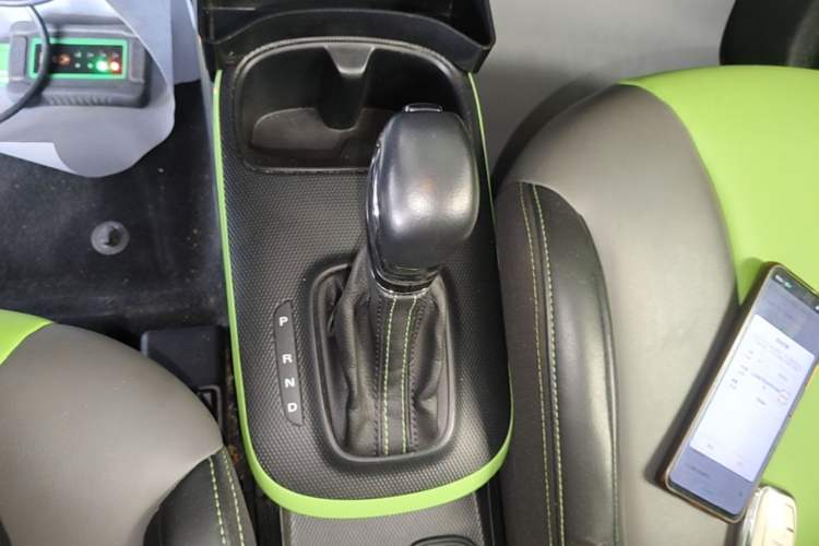 Used Roewe Clever 2021 302 km New Four-Seater Super-Efficient Version Gear Lever