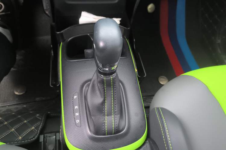 Used Roewe Clever 2021 302 km New Four-Seater Super-Efficient Version Gear Lever