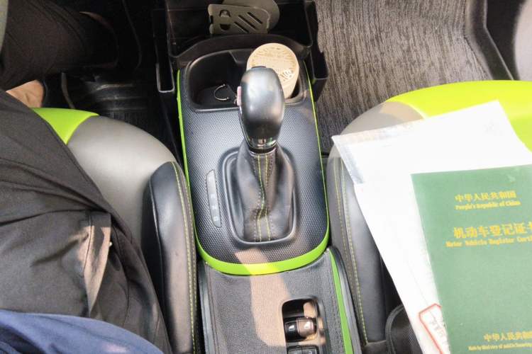 Used Roewe Clever 2021 302 km New Four-Seater Super-Efficient Version Gear Lever