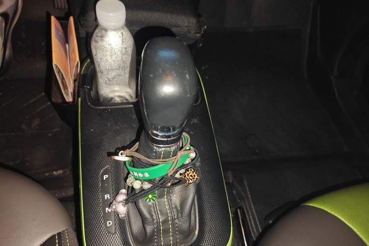 Used Roewe Clever 2021 302 km New Four-Seater Super-Efficient Version Gear Lever