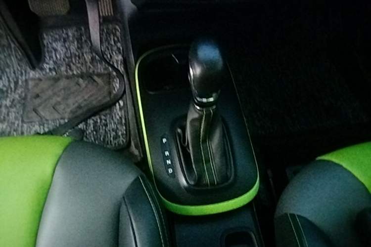 Used Roewe Clever 2021 302 km New Four-Seater Super-Efficient Version Gear Lever